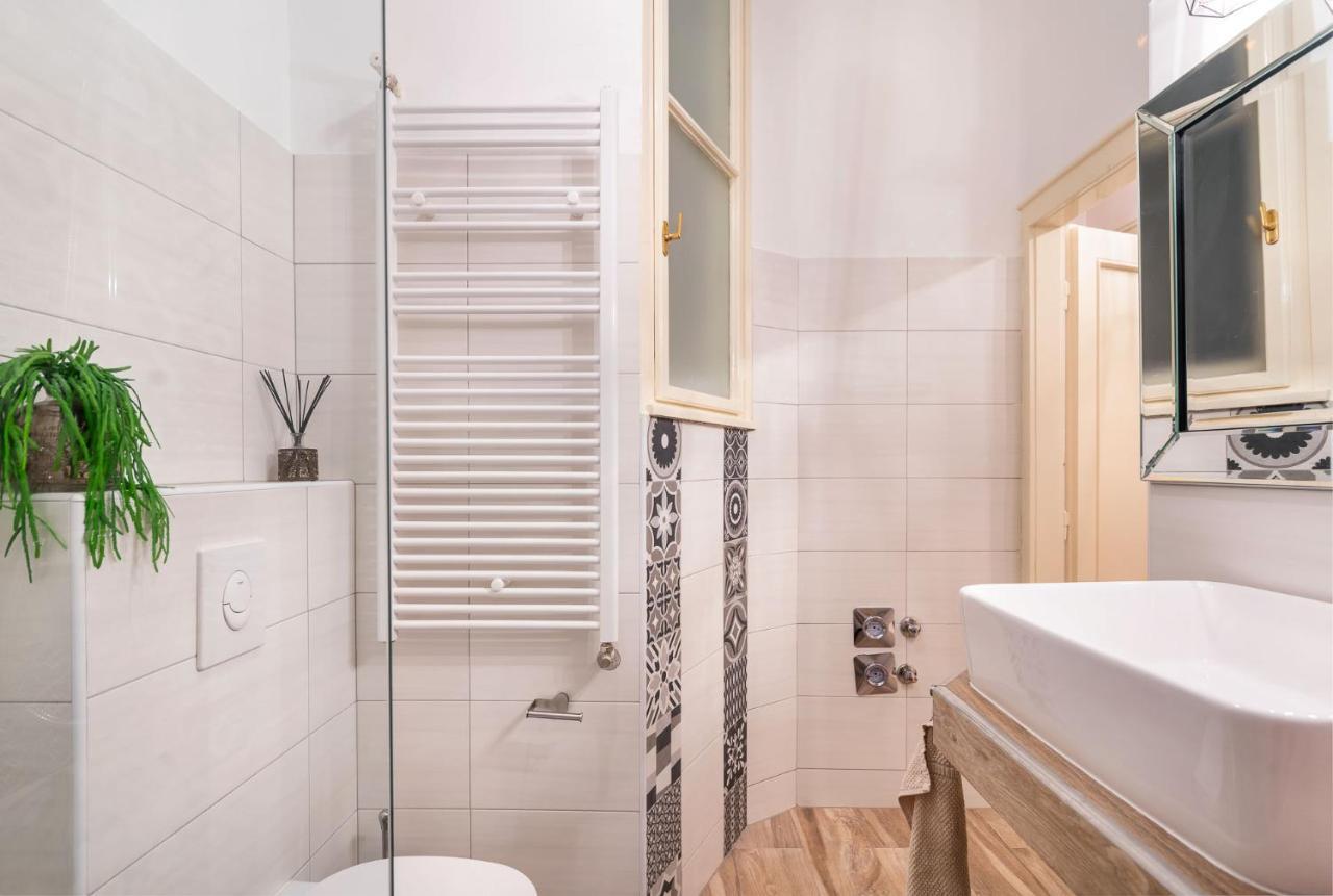 Economy Downtown Design Apartments - Free Parking - Balcony - Super Puplic Transport - Ac Budapest Eksteriør billede