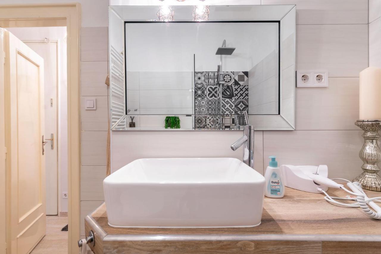 Economy Downtown Design Apartments - Free Parking - Balcony - Super Puplic Transport - Ac Budapest Eksteriør billede